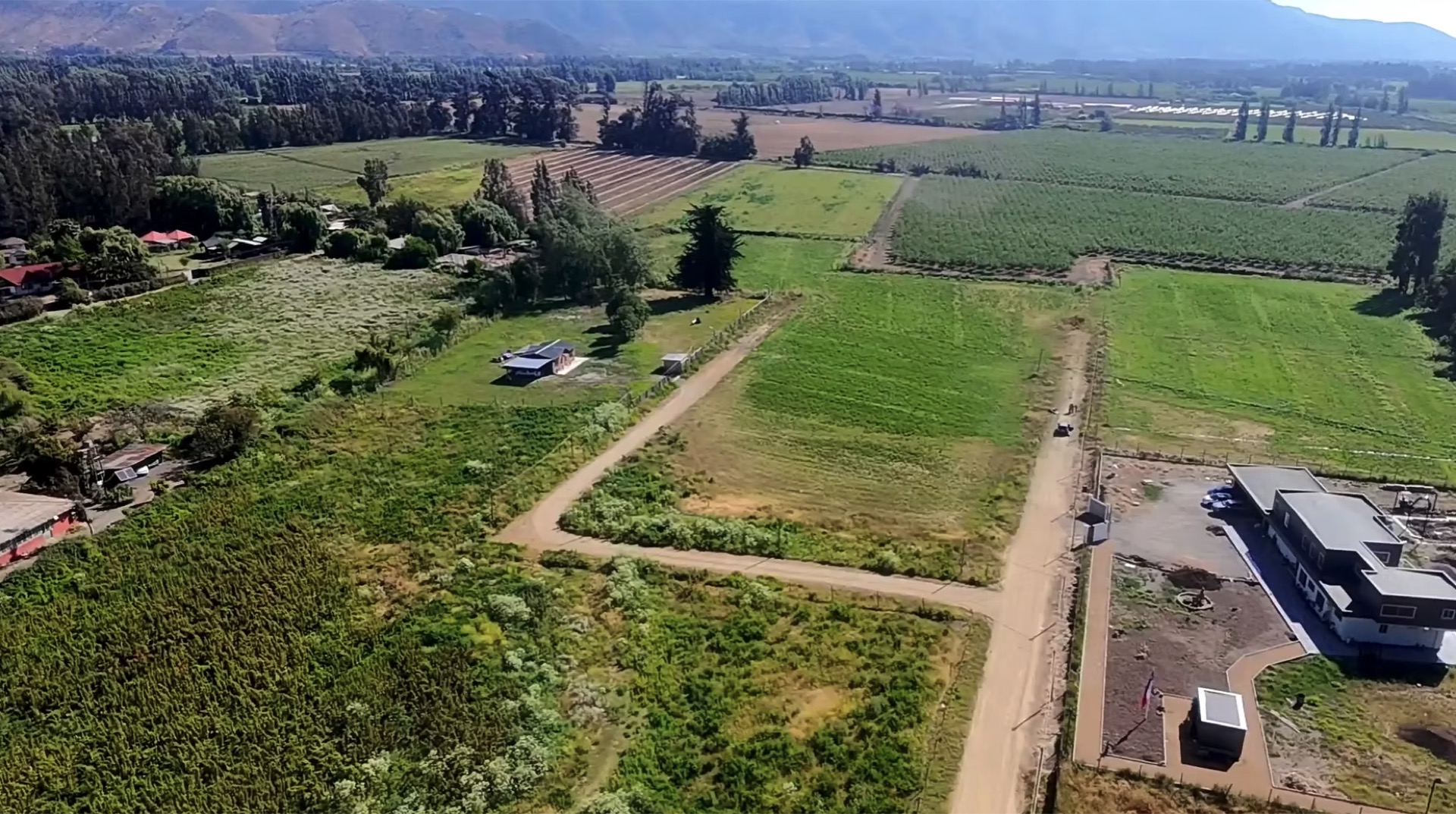 Vista aérea de accesos y caminos interiores del loteo