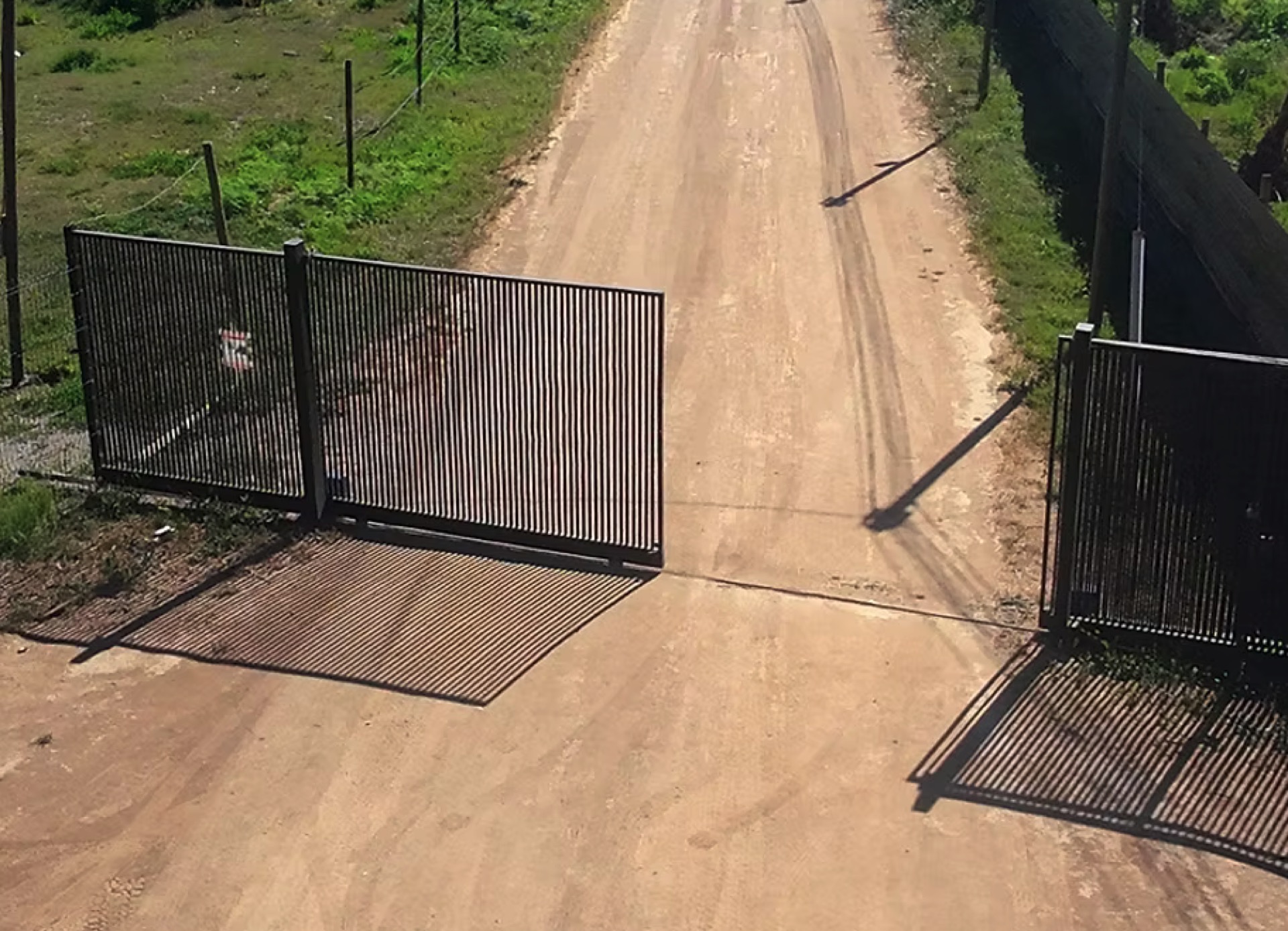 Portón de acceso automatizado al loteo